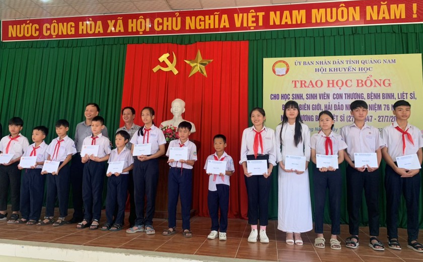 Quảng Nam: Trao 200 học bổng tặng học sinh, sinh viên là con của liệt sĩ, thương, bệnh binh, bộ đội - Ảnh 2.