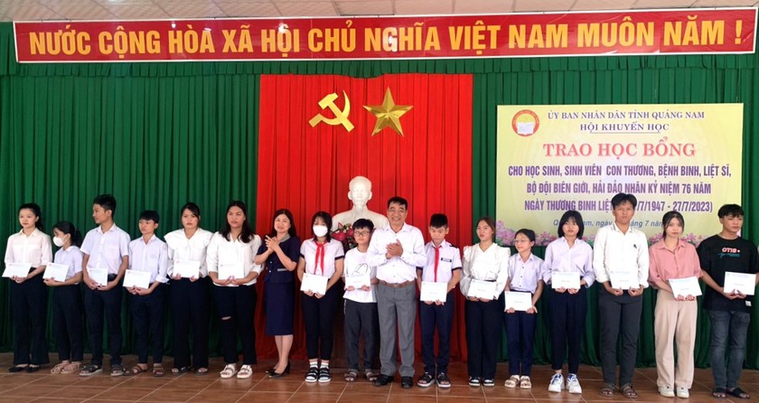 Quảng Nam: Trao 200 học bổng tặng học sinh, sinh viên là con của liệt sĩ, thương, bệnh binh, bộ đội - Ảnh 3.