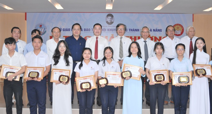 Đà Nẵng: Khen thưởng 38 học sinh đạt Giải thưởng Khuyến tài Huỳnh Thúc Kháng  - Ảnh 2.