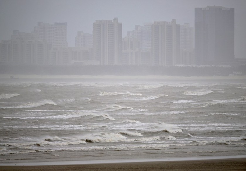 Bão DOKSURI đổ bộ vào tỉnh Phúc Kiến, Trung Quốc gia hạn cảnh báo bão nghiêm trọng nhất  - Ảnh 1.