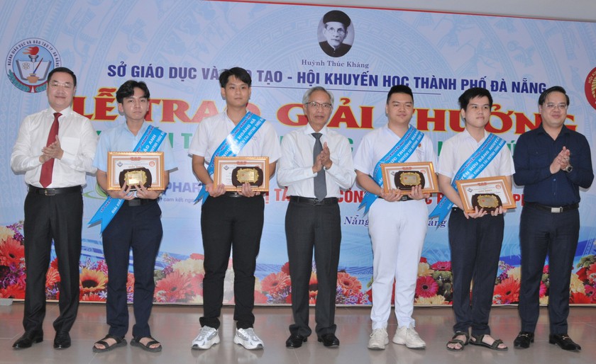 Các học sinh được nhận Giải thưởng Khuyến tài Huỳnh Thúc Kháng đợt này. Ảnh: Hội Khuyến học thành phố Đà Nẵng