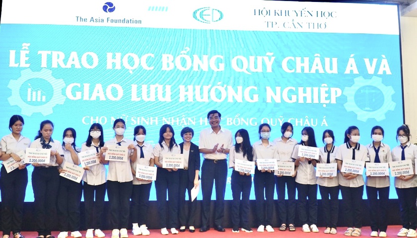 Cần Thơ: Trao học bổng Quỹ Châu Á tặng 101 nữ sinh vượt khó, hiếu học - Ảnh 1.