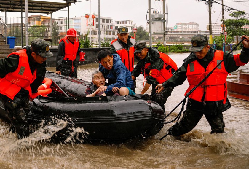 Sau DOKSURI, Trung Quốc duy trì cảnh báo đỏ về mưa bão, dự báo tiếp tục đón bão vào tuần tới - Ảnh 2.