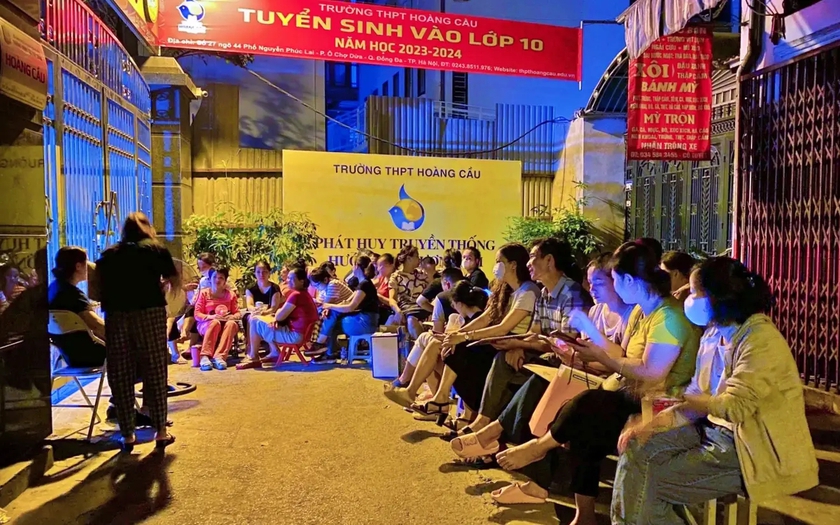 Nghĩ gì trước hàng chục ngàn thí sinh ở Hà Nội, Thành phố Hồ Chí Minh không vào được lớp 10 công lập? - Ảnh 2.