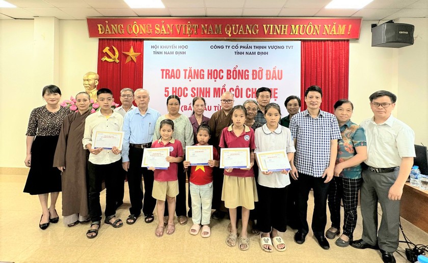Nam Định: Trao học bổng đỡ đầu 5 học sinh mồ côi cha mẹ - Ảnh 1.