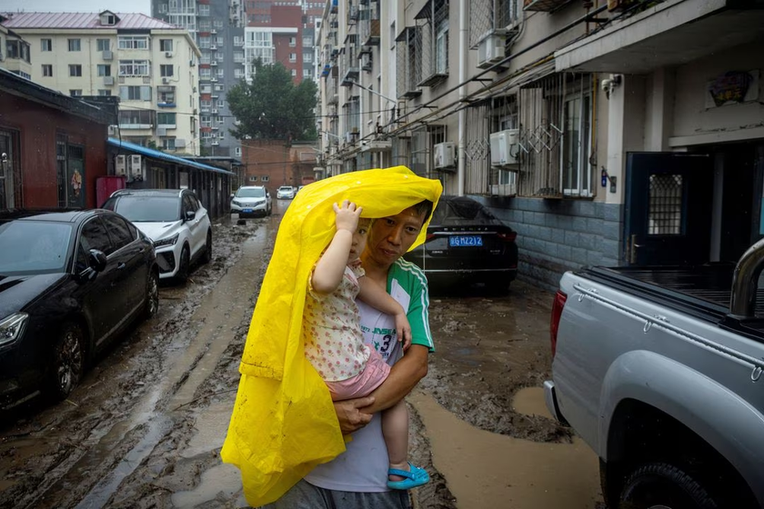 Mưa không ngớt kéo dài sang ngày thứ 4 ở Bắc Kinh, Trung Quốc cảnh báo thiên tai nghiêm trọng - Ảnh 3.