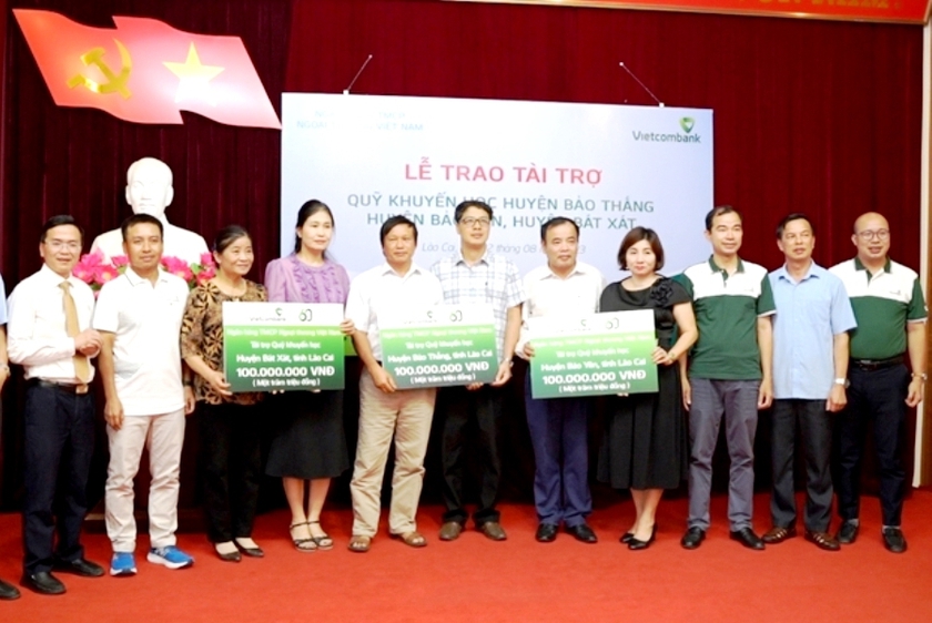 Ngân hàng ngoại thương Việt Nam trao 300 triệu đồng tài trợ Quỹ khuyến học ở Lào Cai - Ảnh 1.