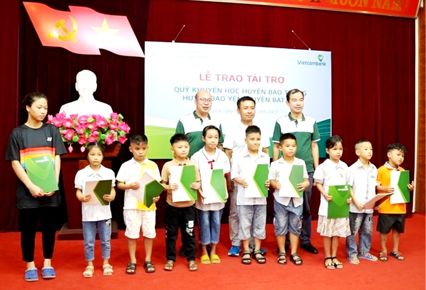 Ngân hàng ngoại thương Việt Nam trao 300 triệu đồng tài trợ Quỹ khuyến học ở Lào Cai - Ảnh 2.