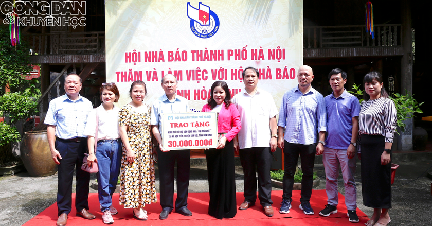 Hội Nhà báo thành phố Hà Nội trao kinh phí hỗ trợ xây dựng nhà đại đoàn kết tại tỉnh Hòa Bình - Ảnh 1.