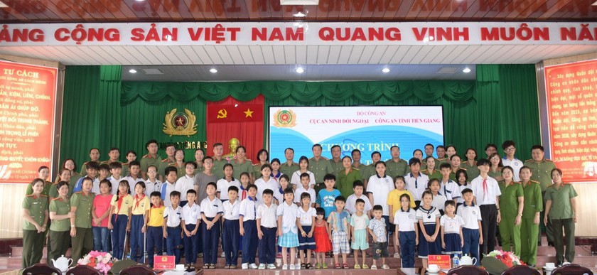 Tiền Giang: Trao học bổng tặng 52 học sinh mồ côi do đại dịch COVID-19 - Ảnh 1.