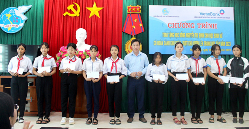 Ninh Thuận: Trao 25 suất học bổng Nguyễn Thị Định tặng học sinh có hoàn cảnh khó khăn - Ảnh 1.