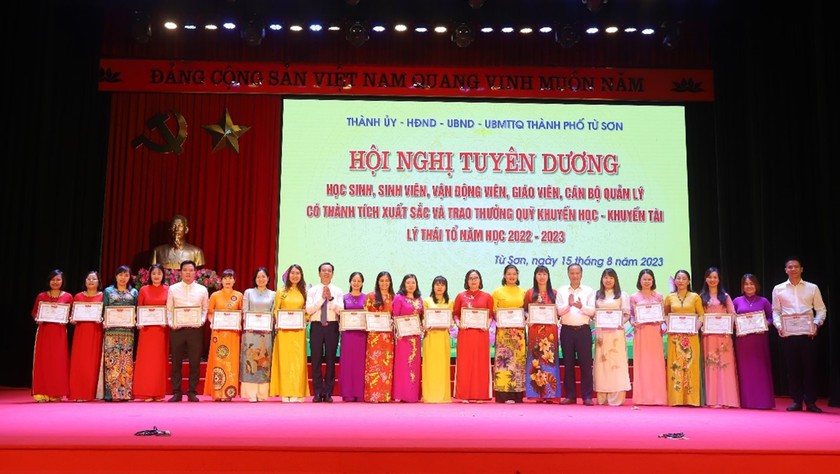 Bắc Ninh: Gần 1 tỉ đồng khen thưởng học sinh, sinh viên, vận động viên, giáo viên đạt thành tích cao, năm học 2022-2023 - Ảnh 2.