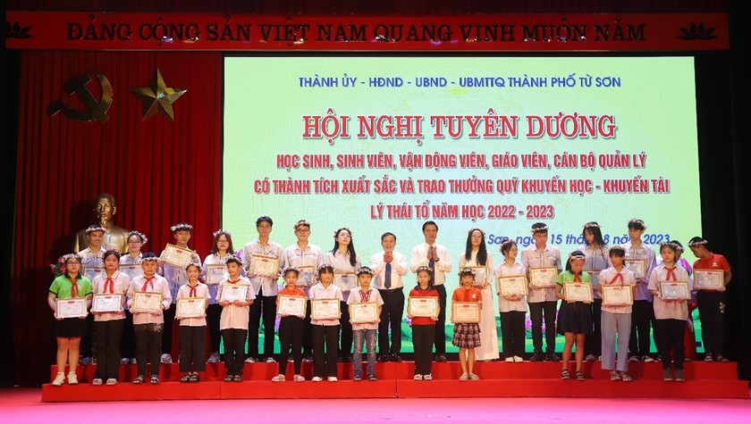 Hội Khuyến học tỉnh Bắc Ninh: Gần 1 tỉ đồng khen thưởng học sinh, sinh viên, vận động viên, giáo viên đạt thành tích cao, năm học 2022-2023 - Ảnh 1.