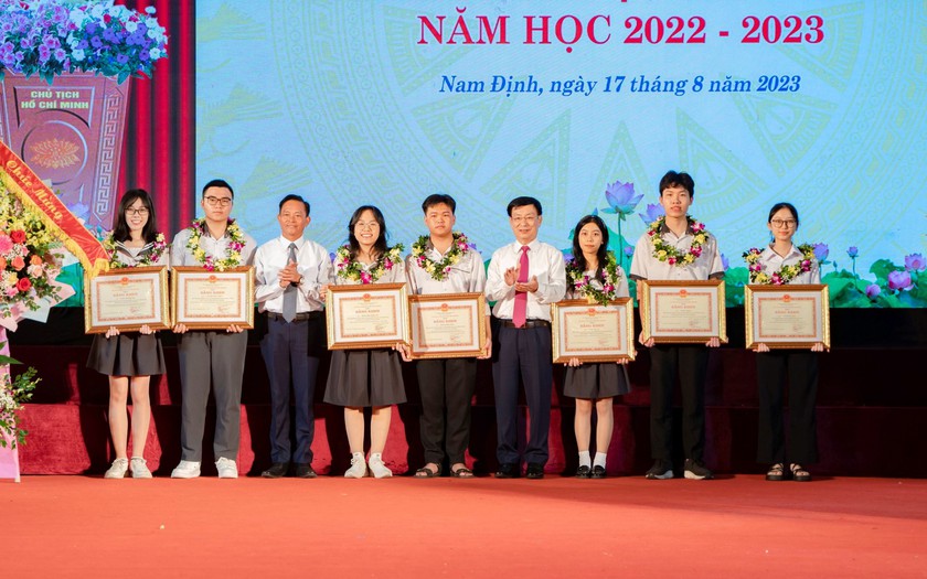 Nam Định dành 1,7 tỉ đồng khen thưởng thành tích học sinh giỏi năm học 2022-2023 - Ảnh 1.