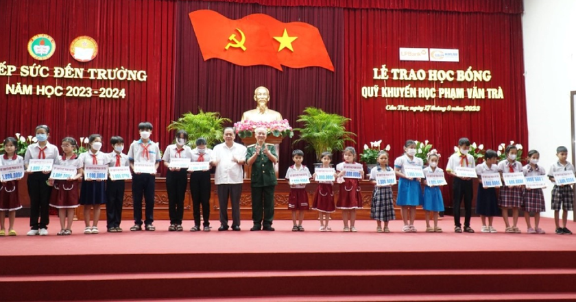 Trao 303 suất học bổng khuyến học Phạm Văn Trà tặng học sinh thành phố Cần Thơ nhân dịp năm học mới - Ảnh 1.
