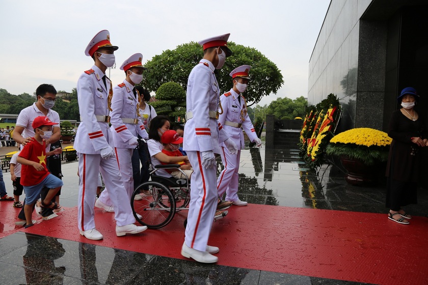 Lăng Chủ tịch Hồ Chí Minh - nơi các thế hệ người dân Việt Nam được tỏ lòng biết ơn Bác Hồ - Ảnh 5.