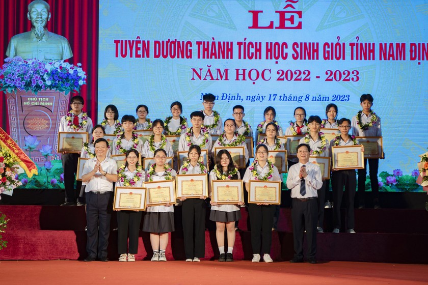 Nam Định dành 1,7 tỉ đồng khen thưởng thành tích học sinh giỏi năm học 2022-2023 - Ảnh 2.