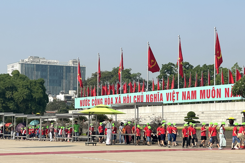 Lăng Chủ tịch Hồ Chí Minh - nơi các thế hệ người dân Việt Nam được tỏ lòng biết ơn Bác Hồ - Ảnh 7.