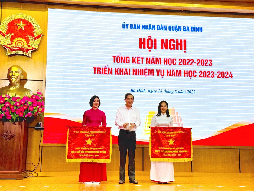 Trường Trung học cơ sở Thành Công nhận Cờ thi đua Đơn vị xuất sắc của thành phố Hà Nội năm học 2022-2023 - Ảnh 1.