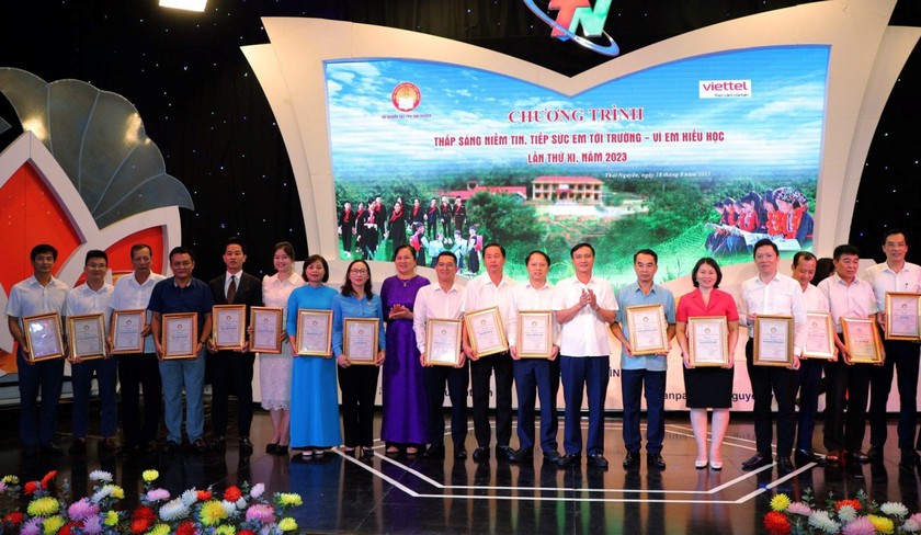 Thái Nguyên: Trao tặng 810 triệu đồng học bổng tặng học sinh có hoàn cảnh khó khăn nhân dịp năm học mới - Ảnh 2.
