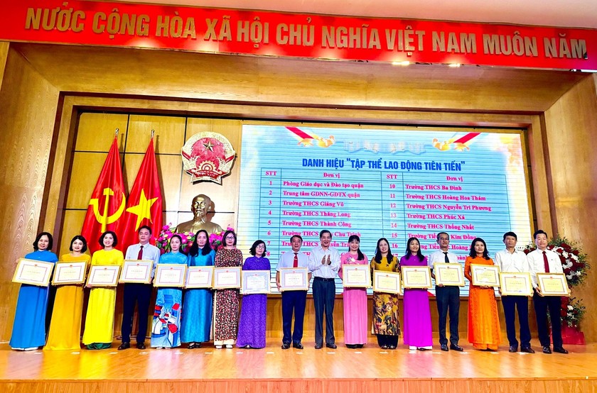 Trường Trung học cơ sở Thành Công nhận Cờ thi đua Đơn vị xuất sắc của thành phố Hà Nội năm học 2022-2023 - Ảnh 2.