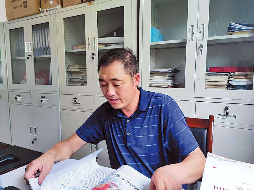Trung Quốc: Thầy giáo gần 40 năm &quot;gieo chữ&quot; cho trẻ vùng cao - Ảnh 1.