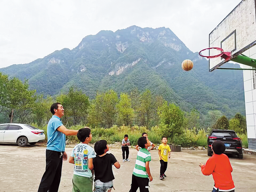 Trung Quốc: Thầy giáo gần 40 năm &quot;gieo chữ&quot; cho trẻ vùng cao - Ảnh 3.