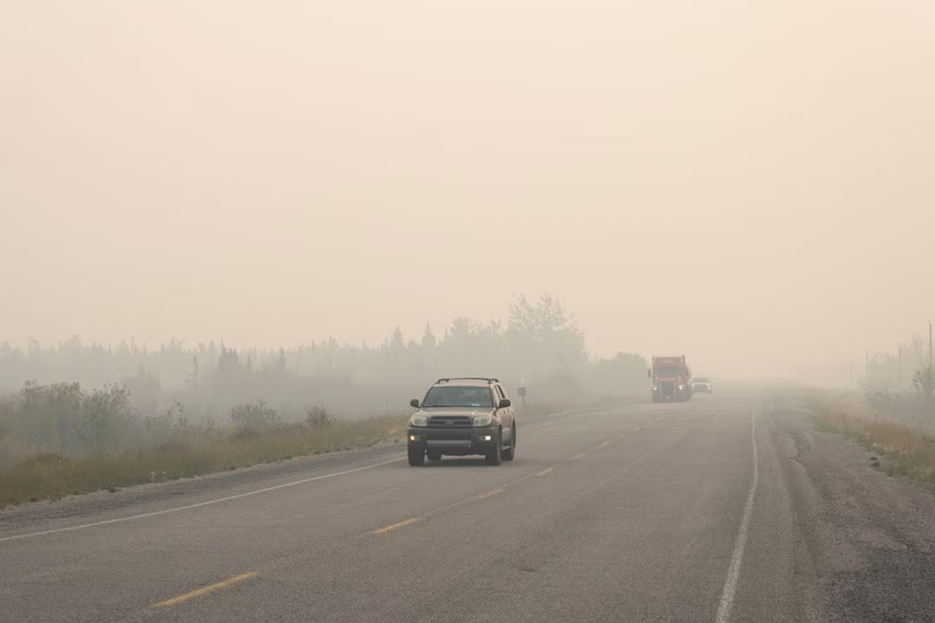 Cháy rừng khủng khiếp ở Canada làm toàn bộ 20.000 người dân Yellowknife phải sơ tán - Ảnh 1.