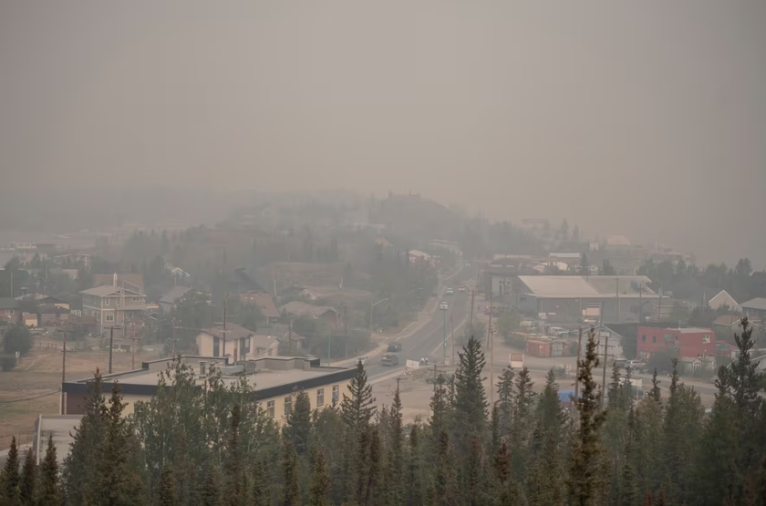 Cháy rừng khủng khiếp ở Canada làm toàn bộ 20.000 người dân Yellowknife phải sơ tán - Ảnh 5.