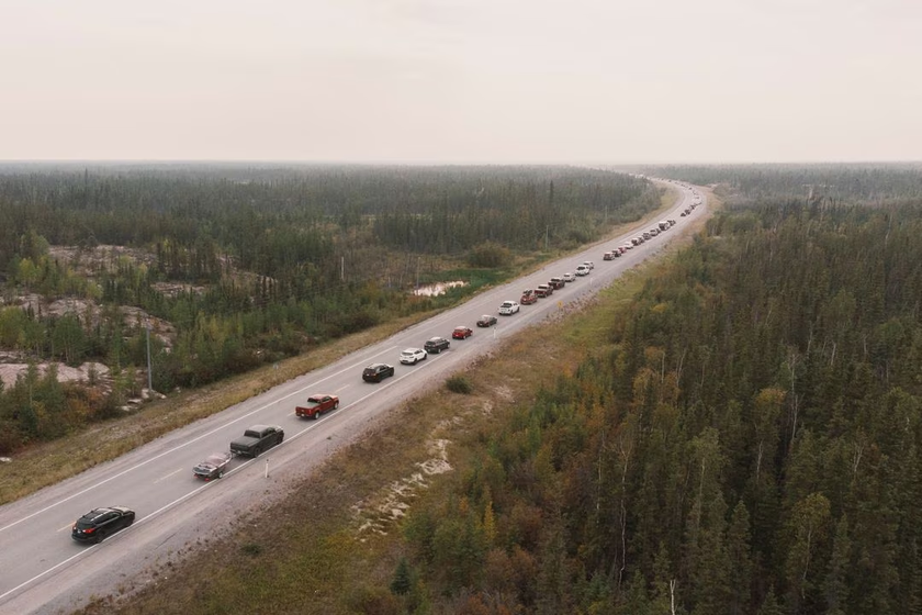 Cháy rừng khủng khiếp ở Canada làm toàn bộ 20.000 người dân Yellowknife phải sơ tán - Ảnh 6.