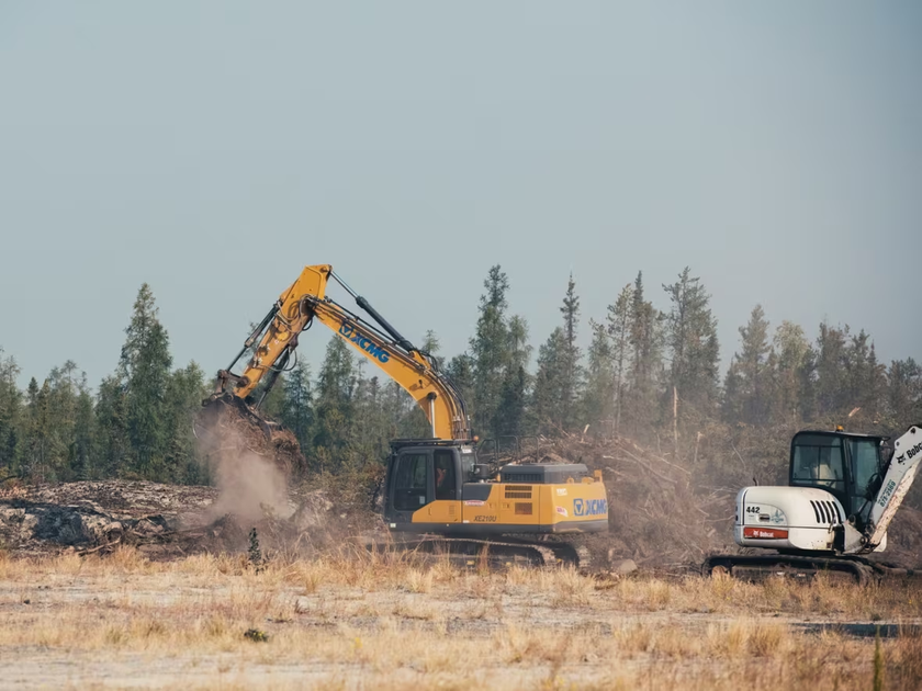 Cháy rừng khủng khiếp ở Canada làm toàn bộ 20.000 người dân Yellowknife phải sơ tán - Ảnh 10.
