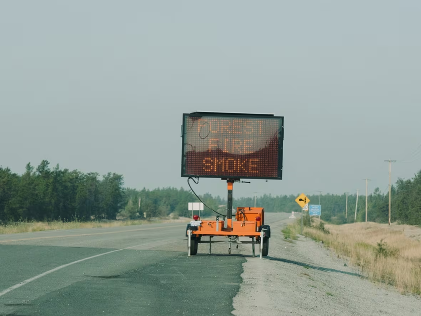 Cháy rừng khủng khiếp ở Canada làm toàn bộ 20.000 người dân Yellowknife phải sơ tán - Ảnh 7.