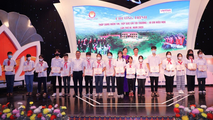 Thái Nguyên: Trao tặng 810 triệu đồng học bổng tặng học sinh có hoàn cảnh khó khăn nhân dịp năm học mới - Ảnh 1.