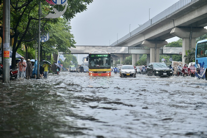 Từ ngày 23-24/8, khu vực Bắc Bộ và Thanh Hóa có mưa vừa, mưa to, có nơi mưa rất to trên 200mm/đợt - Ảnh 1.