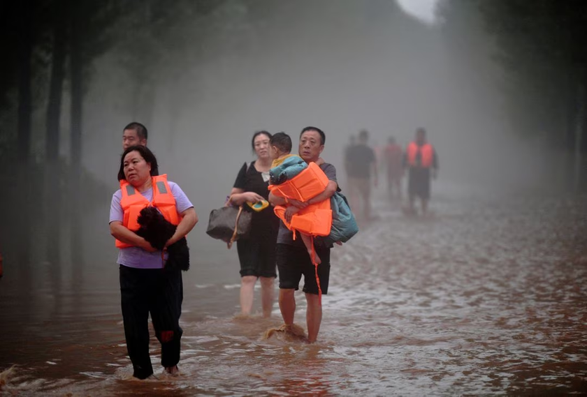 Mưa lớn chưa từng thấy trong 140 năm ở Bắc Kinh, Trung Quốc tăng cường nỗ lực ứng phó với mưa lũ lịch sử - Ảnh 2.
