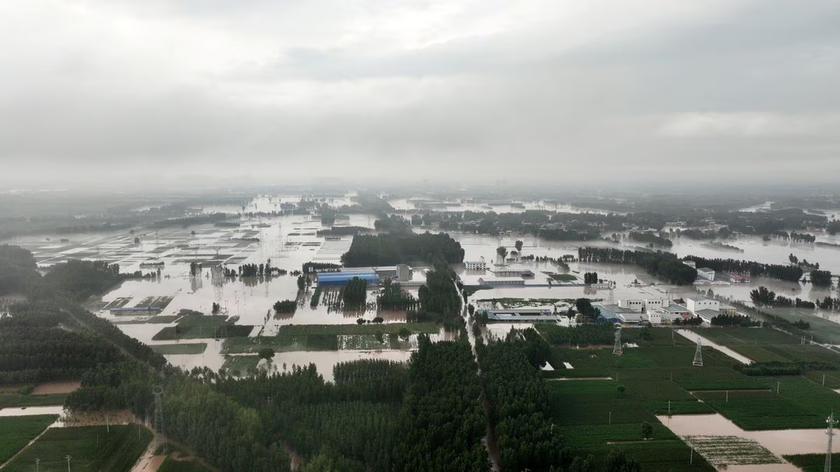 Mưa lớn chưa từng thấy trong 140 năm ở Bắc Kinh, Trung Quốc tăng cường nỗ lực ứng phó với mưa lũ lịch sử - Ảnh 1.