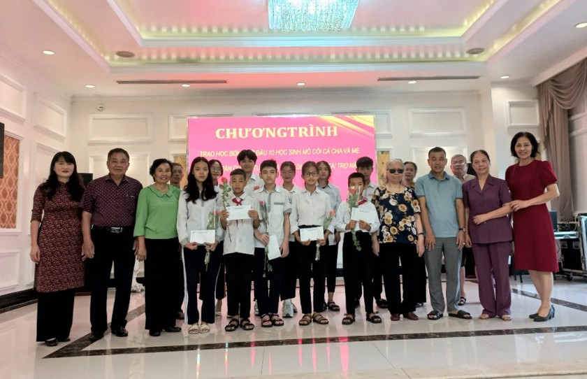 Nam Định: Trao 10 suất học bổng đỡ đầu học sinh mồ côi - Ảnh 1.