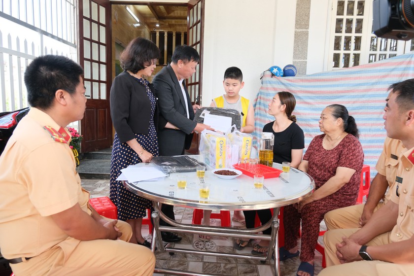 Lâm Đồng: Trao hỗ trợ của Quỹ Khuyến học Việt Nam đến con, gia đình chiến sĩ hy sinh khi cứu nạn - Ảnh 3.
