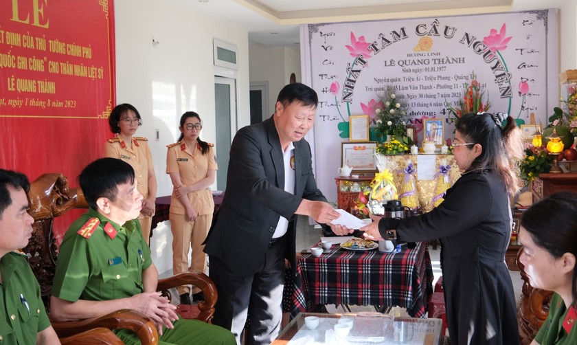 Lâm Đồng: Trao hỗ trợ của Quỹ Khuyến học Việt Nam đến con, gia đình chiến sĩ hy sinh khi cứu nạn - Ảnh 2.