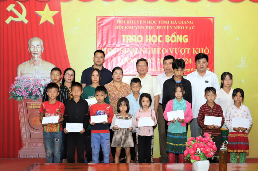 Hội Khuyến học tỉnh Hà Giang trao học bổng tặng 80 học sinh vượt khó, hiếu học nhân dịp năm học mới - Ảnh 1.