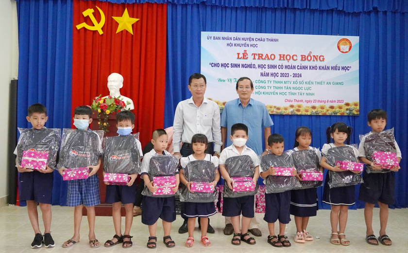 Tây Ninh: Trao 84 suất học bổng tặng học sinh hoàn cảnh khó khăn, hiếu học - Ảnh 1.