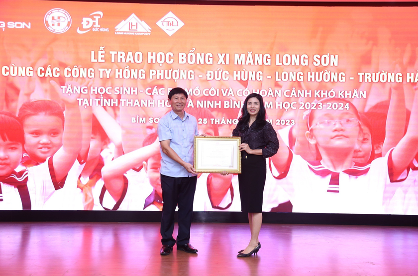 Gần 1,4 tỉ đồng học bổng xi măng Long Sơn tặng học sinh hoàn cảnh đặc biệt khó khăn tại Thanh Hóa và Ninh Bình - Ảnh 4.