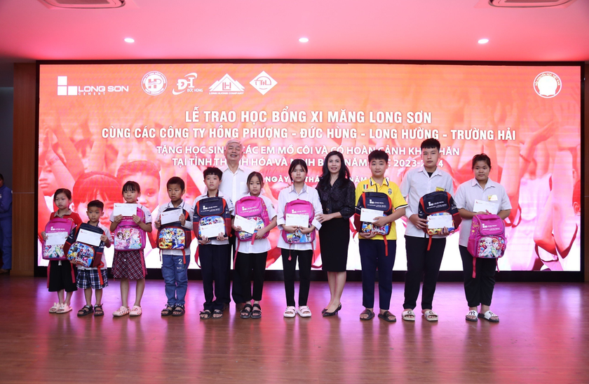 Gần 1,4 tỉ đồng học bổng xi măng Long Sơn tặng học sinh hoàn cảnh đặc biệt khó khăn tại Thanh Hóa và Ninh Bình - Ảnh 1.