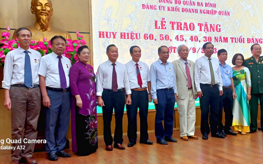 Phó Chủ tịch Trung ương Hội Khuyến học Việt Nam Phạm Thị Hòe nhận Huy hiệu 45 năm tuổi Đảng - Ảnh 2.