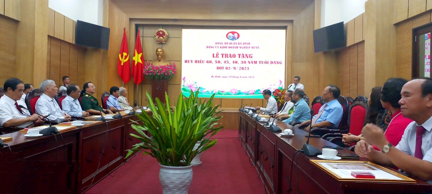 Phó Chủ tịch Trung ương Hội Khuyến học Việt Nam Phạm Thị Hòe nhận Huy hiệu 45 năm tuổi Đảng - Ảnh 1.