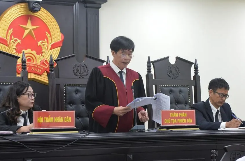 Vụ nâng khống giá cây xanh: Ông Nguyễn Đức Chung lĩnh án 18 tháng tù - Ảnh 1.
