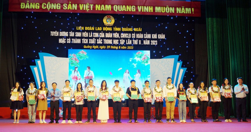 Trao 350 suất quà khen thưởng tân sinh viên là con của công nhân, người lao động tại tỉnh Quảng Ngãi - Ảnh 1.