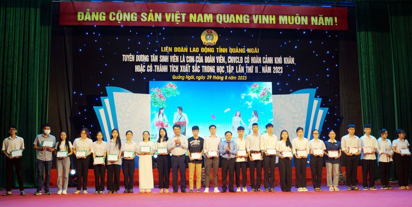 Trao 350 suất quà khen thưởng tân sinh viên là con của công nhân, người lao động tại tỉnh Quảng Ngãi - Ảnh 2.