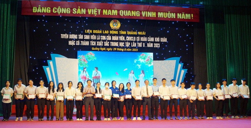 Trao 350 suất quà khen thưởng tân sinh viên là con của công nhân, người lao động tại tỉnh Quảng Ngãi - Ảnh 3.