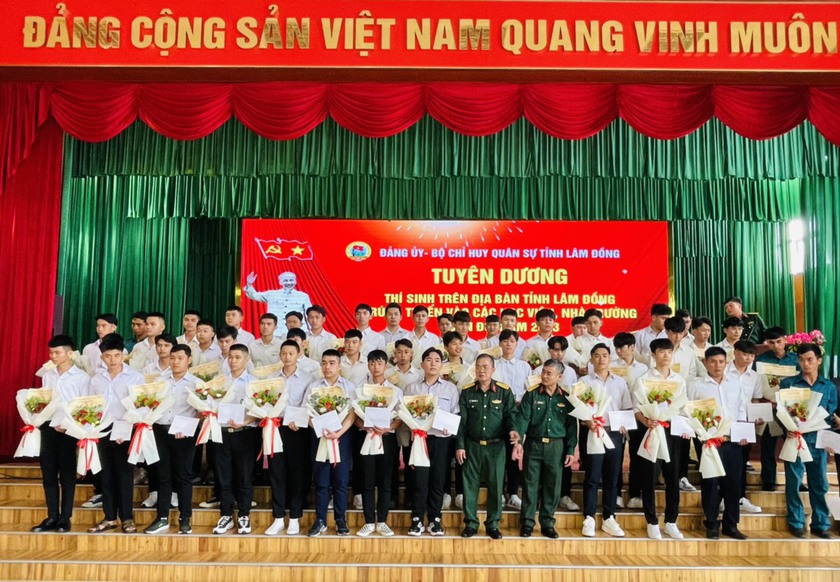 Lâm Đồng: Tuyên dương 52 thí sinh trúng tuyển trường quân đội - Ảnh 1.